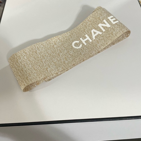 Chanel Gift Bag with Gift Box - Picture 4 of 16